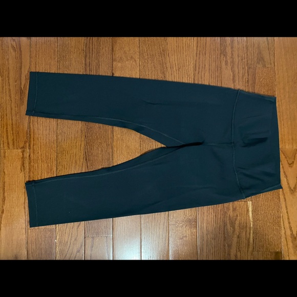 Lululemon Size 6 Wunder Under Crops - Picture 2 of 4